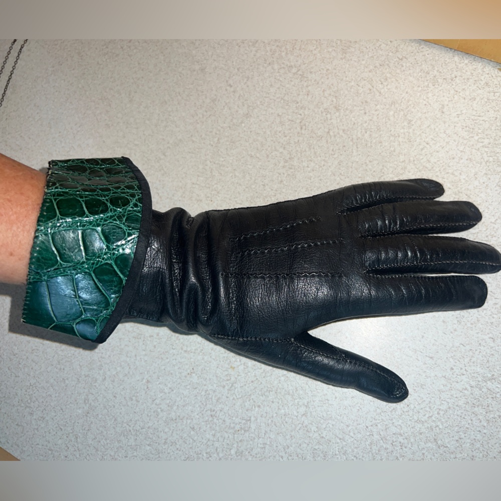 Leather gloves with green trim